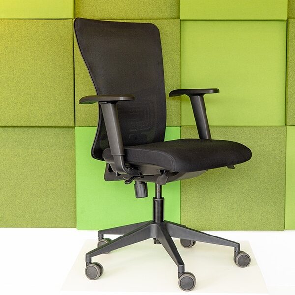 Zijaanzicht van de Ergowork 250 ergonomische bureaustoel met verstelbare armleuningen en netweave rugleuning tegen een groene achtergrond.