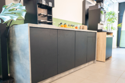 Maatwerk pantry in circulaire kantine inrichting Rijnvicus