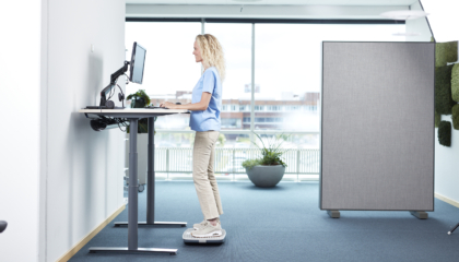 Hoe vaak moet je wisselen tussen zitten en staan bij je zit-sta bureau?