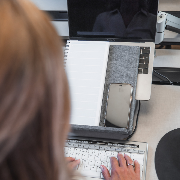 Laptop op Ergo‑Top 320 Circular met documenthouder in gebruik