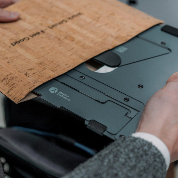 Ergo‑Q 160 laptopstandaard opgevouwen in rugzak