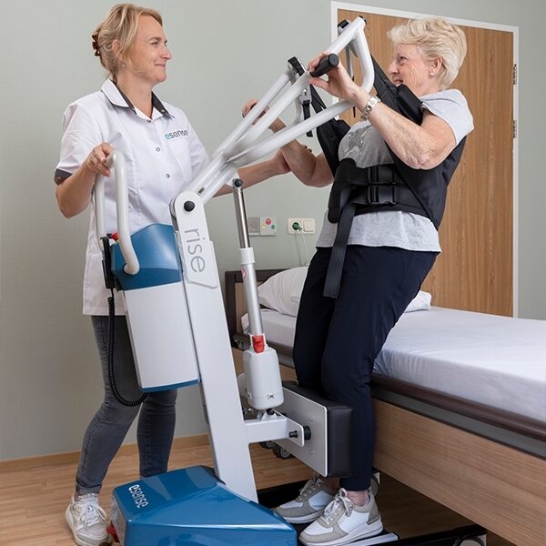 Zorgverlener gebruikt Esense Rise actieve tillift tijdens transfer