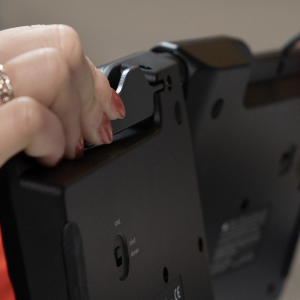 Detail van het Goldtouch Elite toetsenbord in aangepaste hellingshoek voor optimale ergonomie