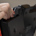 Detail van het Goldtouch Elite toetsenbord in aangepaste hellingshoek voor optimale ergonomie