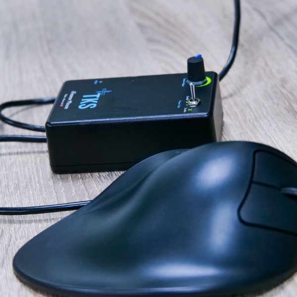 iTremor Mouse op een bureau naast een handshoemouse