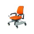 Oranje LeTriple trippelstoel met ergonomische zitting en verstelbare functionaliteiten.