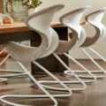 Oyo stoel in moderne vergaderruimte met houten vloer