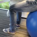 Blauwe ergonomische zitbal voor een dynamische en gezonde zithouding op kantoor