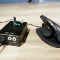 iTremor Mouse op een bureau naast een ergonomische muis