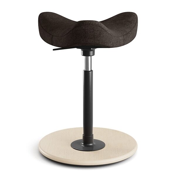 Ergonomische zit-sta hulp Varier Move met donkerbruine zitting en lichte houten voet, gezien van achteren.