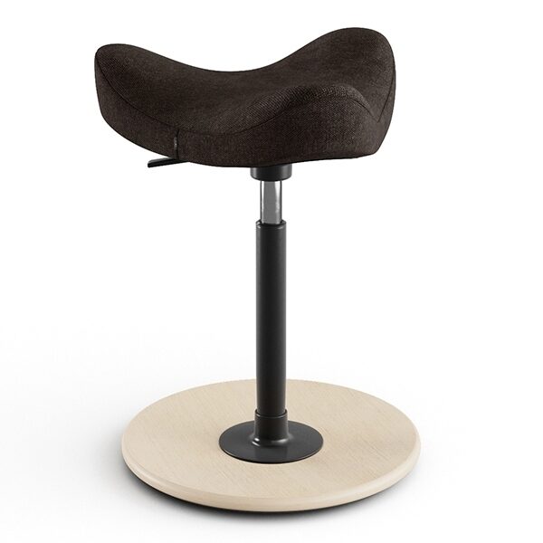 Ergonomische zit-sta hulp Varier Move met zadelzitting, verstelbare hoogte en lichte houten voet, gefotografeerd van voren.
