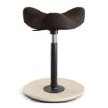 Ergonomische zit-sta hulp Varier Move met donkerbruine zitting en lichte houten voet, gezien van achteren.