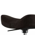Detail van de ergonomisch gevormde zadelzitting van de Varier Move balanskruk in donkere stof.