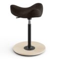 Ergonomische zit-sta hulp Varier Move met zadelzitting, verstelbare hoogte en lichte houten voet, gefotografeerd van voren.