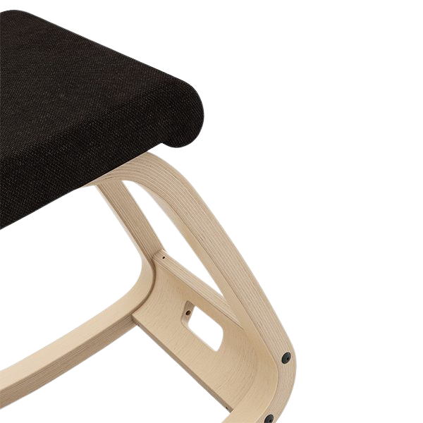 Detail van de zitting en het gebogen houten frame van de Varier Variable Balans kniestoel