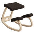 Ergonomische kniestoel met gebogen houten frame en bruine bekleding, geschikt voor actief zitten