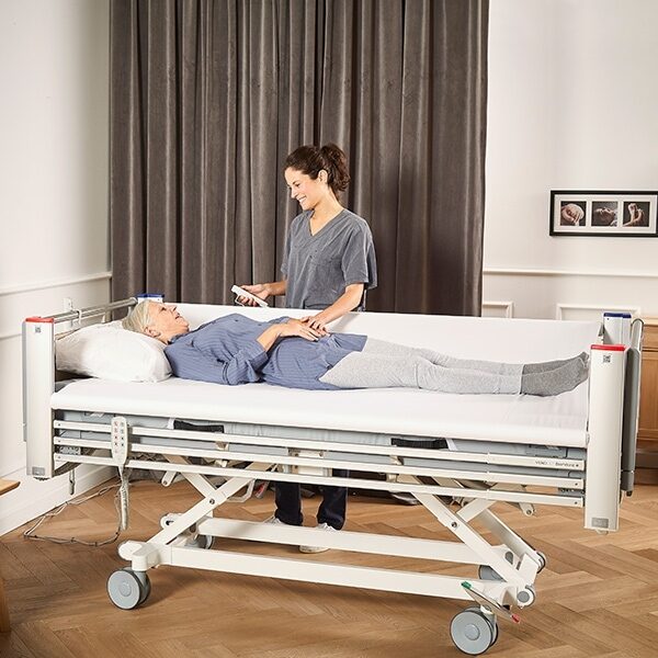 meneer ligt op de rug op het Vendlet elektrisch draaisysteem